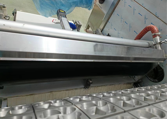 Machine de fabrication de capsules de détergent personnalisables avec un bruit de 30 à 45 décibels