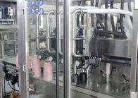 Remplissage servo en mouvement de l'eau de la machine de remplissage de bouteilles de shampooing 4KW et machine de capsulage